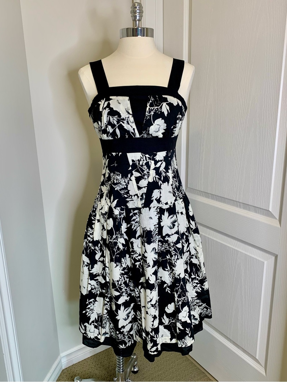 Black and White Floral A-line style (specifically a fit-and-flare variant).